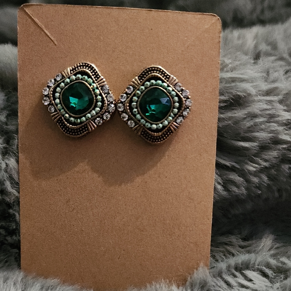 Fashion Jewelry Emerald and Gold Stud Earrings